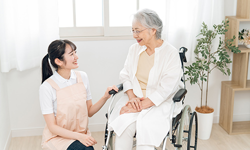 車いすを押す職員のイメージ